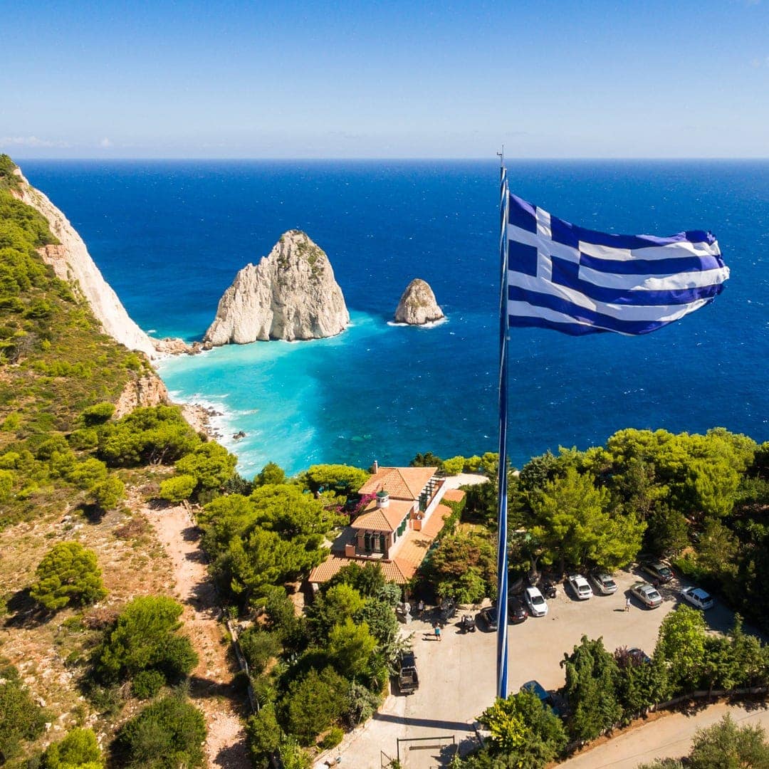 Widok z lotu ptaka na wielką grecką flagę na przylądku Keri, Zakynthos, Grecja – wycieczki fakultatywne po polsku Zakynthos
