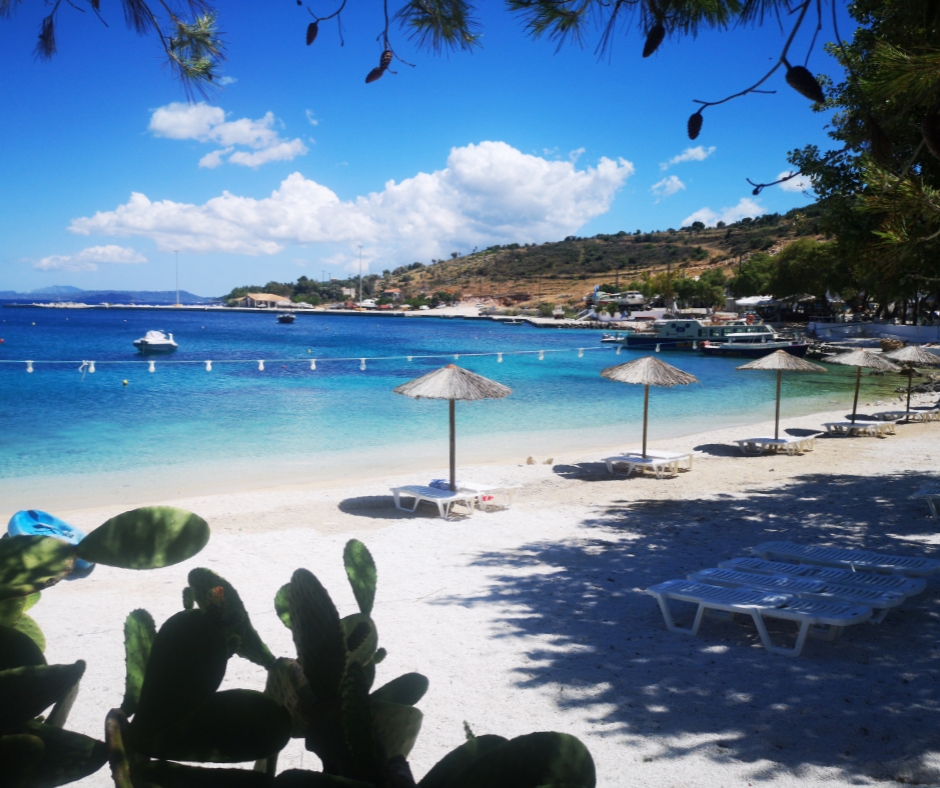 Agios Nikoloas na północy Zakynthos, portowe miasteczko, Błękitne Groty i Zatoka Wraku, Grecja, lato i wakacje w Grecji