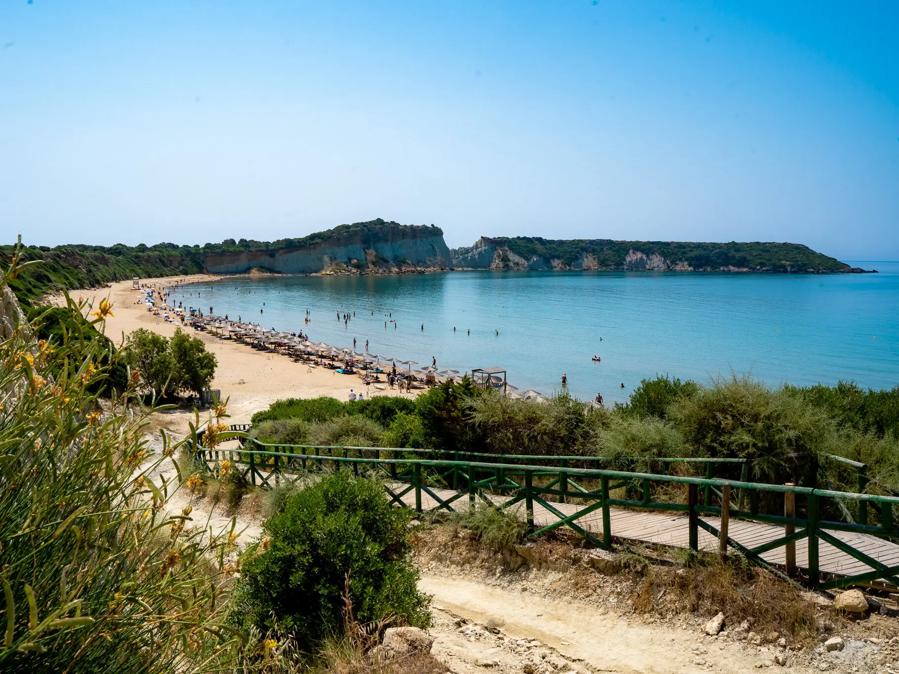 Złocista plaża Gerakas na Zakynthos z klifami w tle – miejsce lęgowe żółwi Caretta caretta w Narodowym Parku Morskim.