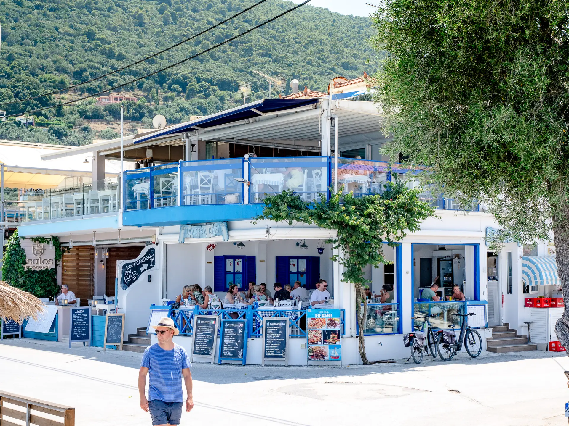 Turyści jedzący obiad w tradycyjnej tawernie nad morzem w Keri Limni na Zakynthos.