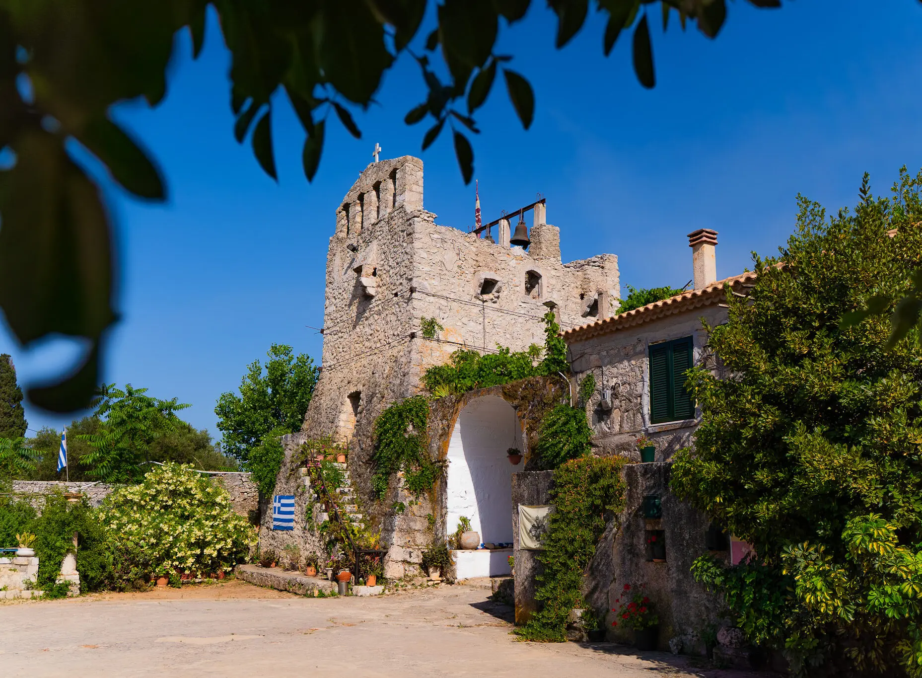 Dzwonnica monastyru w Anafonitrii na Zakynthos w słoneczny dzień - Zaktynthos wycieczki z przewodnikiem