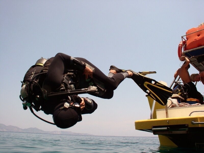 Nurek skaczący do wody z łódki na Zakynthos, nurkowanie dla profesjonalistów, padi kursy, Zakynthos, Grecja