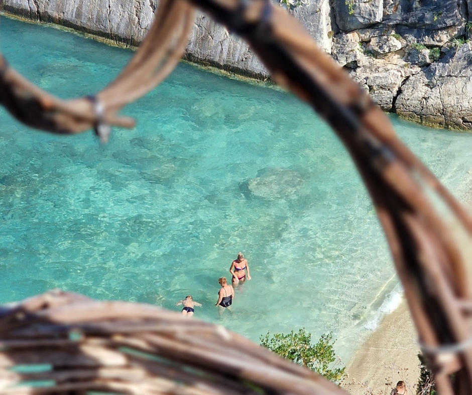 Plaża Xigia, siarkowe źródła, naturalne SPA na Zakynthos, wakacje w Grecji, rodzinne wakacje i morskie kąpiele