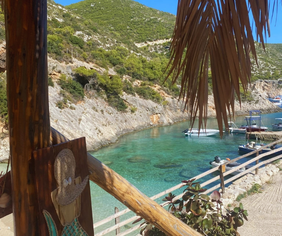 Porto Vromi Anafoniria, mały zatoczkowy port na północnym zachodzie wyspy Zakynthos, rejs do Zatoki Wraku Navagio, rodzinne wakacje