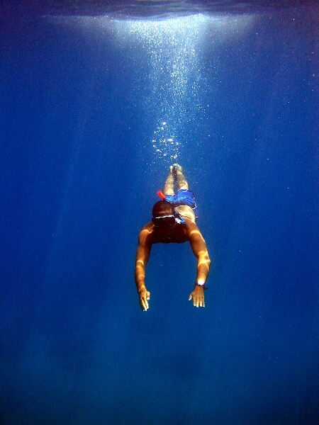 Młody, mężczyzna nurkuje z rurką na Zakynthos w błękitnej wodzie, pod wodą, Zakynthos, snorkeling, po polsku