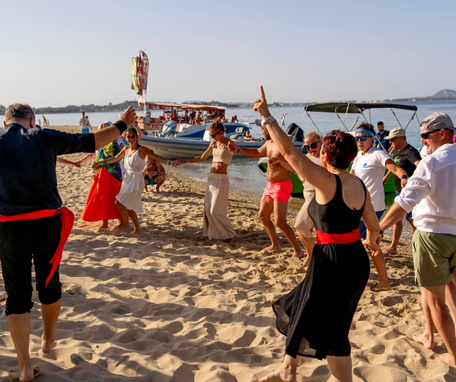 Wieczór grecki na plaży, Zatoka Laganas, Zakynthos, zachód słońca przy Mizithres, wycieczki po polsku po Zakynthos, polskie wycieczki po Zante, Grecja na wakacje