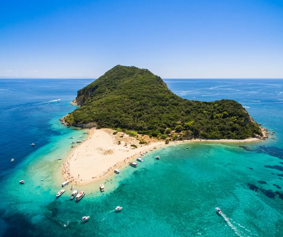 Bezludna wyspa Marathonisi na wyspie Zakynthos