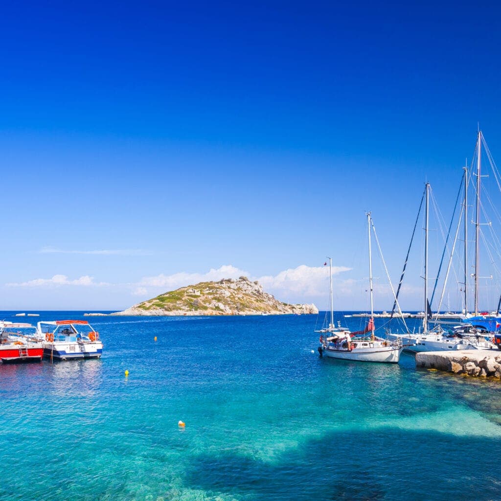 Malowniczy port Agios Nikolaos, Zakynthos, Grecja – łódki i jachty w porcie – Zakynthos wycieczki fakultatywne
