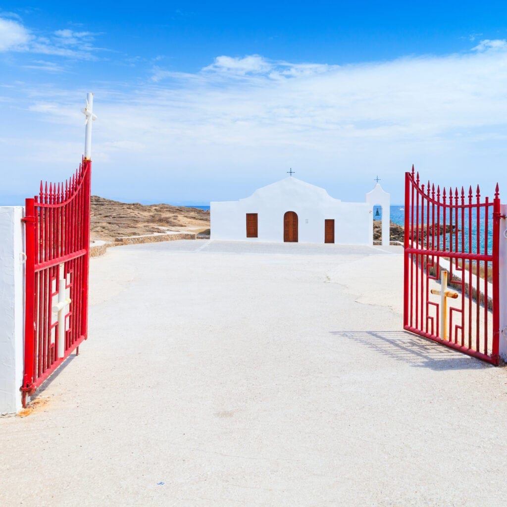 Plaża Agios Nikolaos z kościołem świętego Mikołaja, Zakynthos, Grecja, czerwona brama i biały kościółek – Zakynthos wycieczki fakultatywne