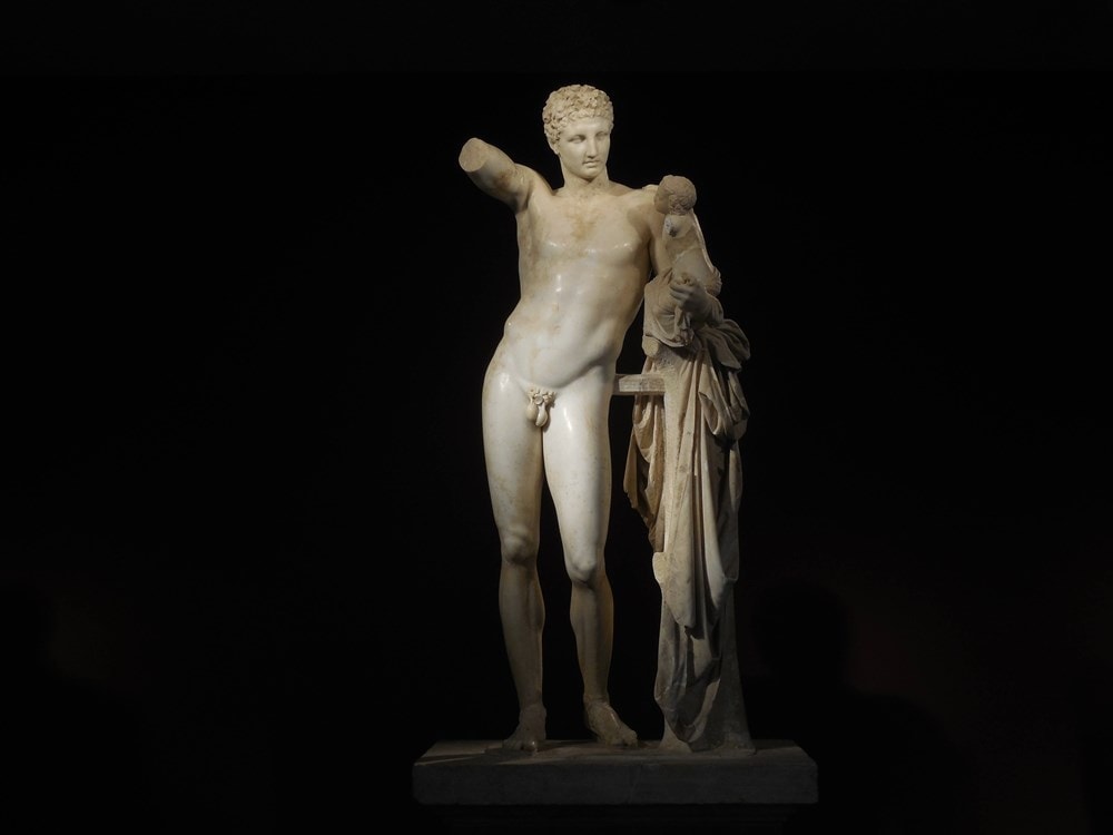 Hermes z małym Dionizosem Praksytelesa, rzeźba antyczna w muzeum archeologicznym w Olimpii, Zakynthos, Grecja, Peloponez - wycieczki fakultatywne z przewodnikiem