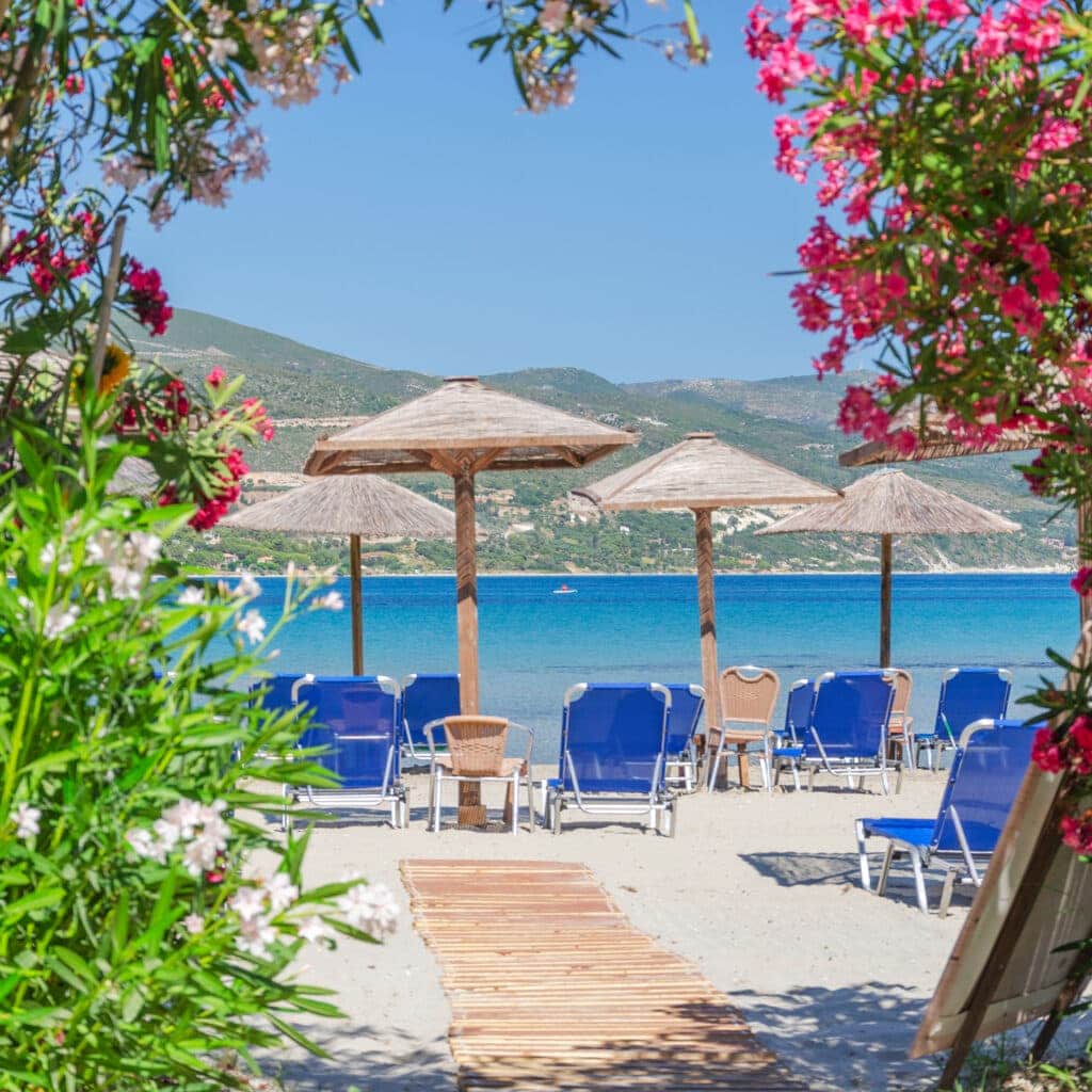 Alikanas, Zakynthos, Grecja – malownicza plaża Alykanas w piękny, słoneczny dzień, wycieczki lokalne dla dzieci