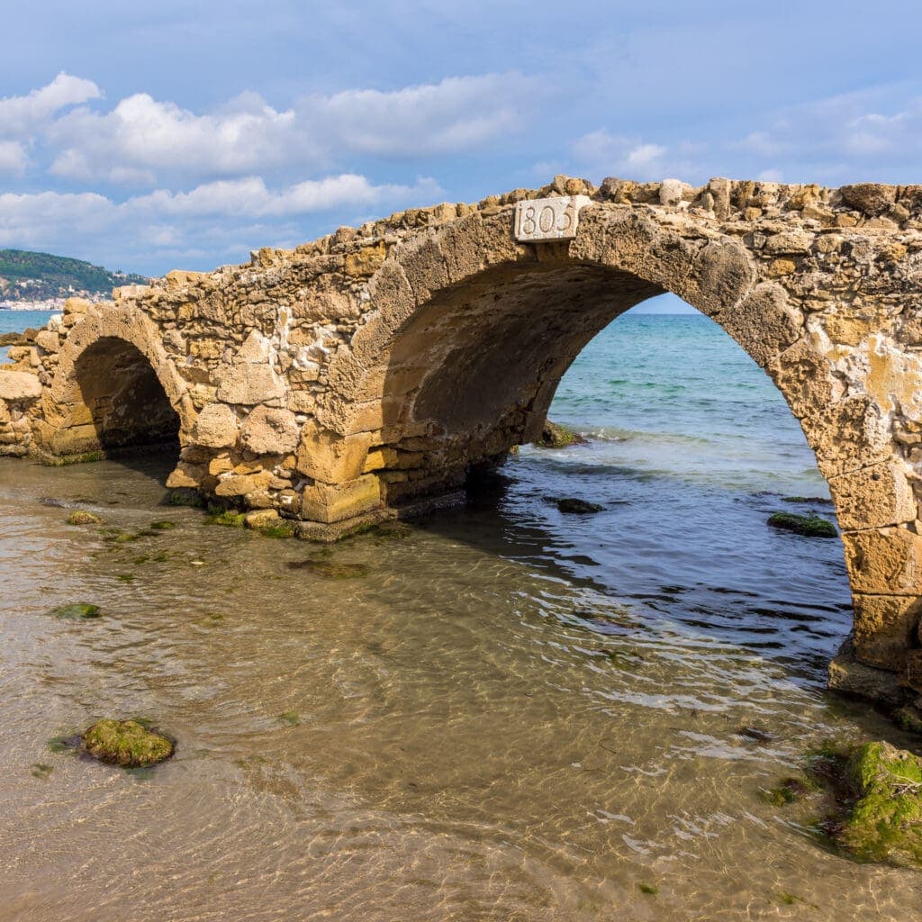 Zabytkowy, kamienny mostek w Argassi, Zakynthos, Grecja, mostek w morzu – Zakynthos wycieczki fakultatywne z przewodnikiem po polsku dla dzieci