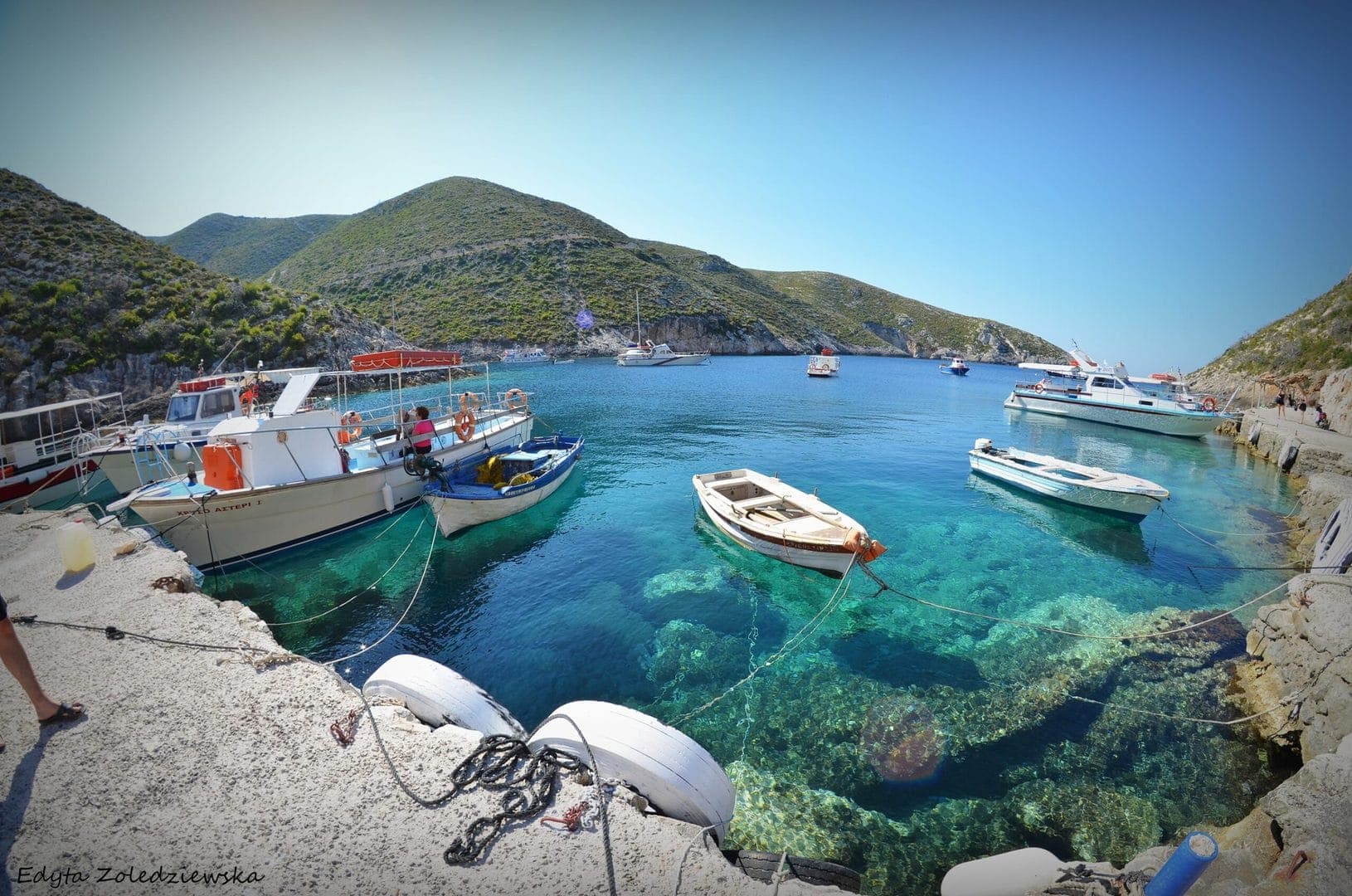 Łódki w malowniczej zatoce Porto Vromi na Zakynthos w Grecji, na lazurowych wodach morza, podczas wycieczki fakultatywnej na Zakynthos