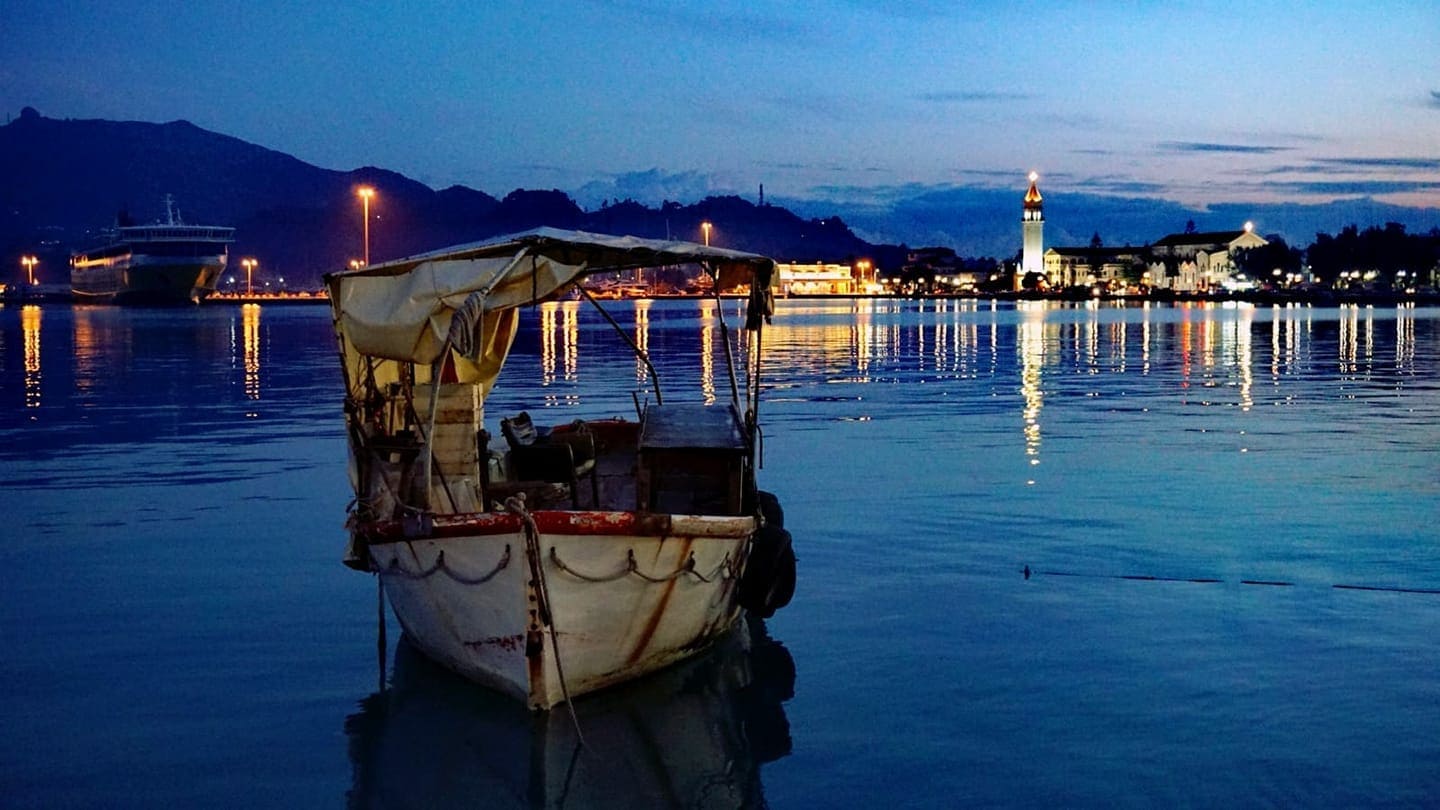 Łódź rybacka w malowniczym porcie Zakynthos nocą, w Grecji podczas wycieczki fakultatywnej na Zakynthos z przewodnikiem po polsku
