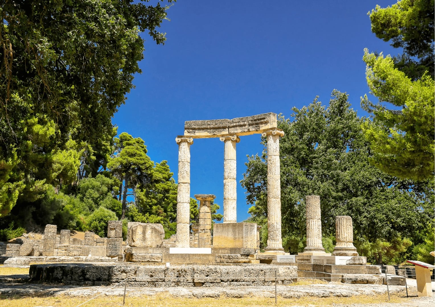 Starożytna Olimpia, miejsce narodzin igrzysk olimpijskich w Grecji, stanowisko archeologiczne pełne antycznych ruin, podczas wycieczki fakultatywnej na Peloponez z Zakynthos, Grecja