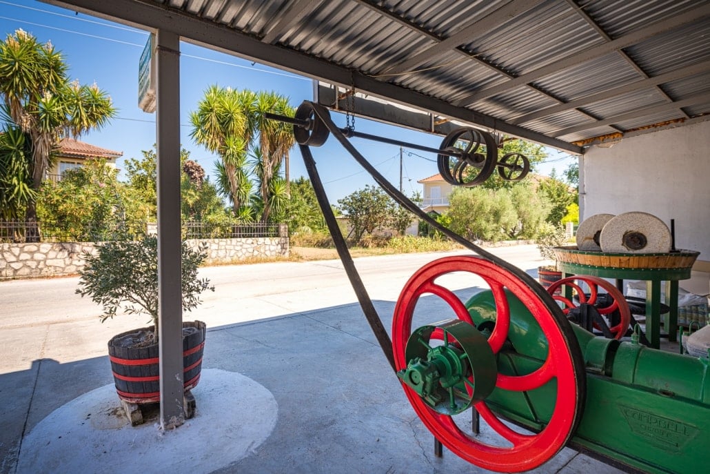 Stare maszyny do tłoczenia oliwy na wyspie Zakynthos, w tradycyjnej tłoczni oliwy, podczas wycieczki fakultatywnej z przewodnikiem, w słoneczny dzień