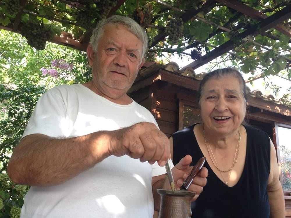 Para seniorów, starsze małżeństwo, mieszkańcy Zakynthos uśmiechają się do rozmówcy podczas lokalnej wycieczki na Zakynthos