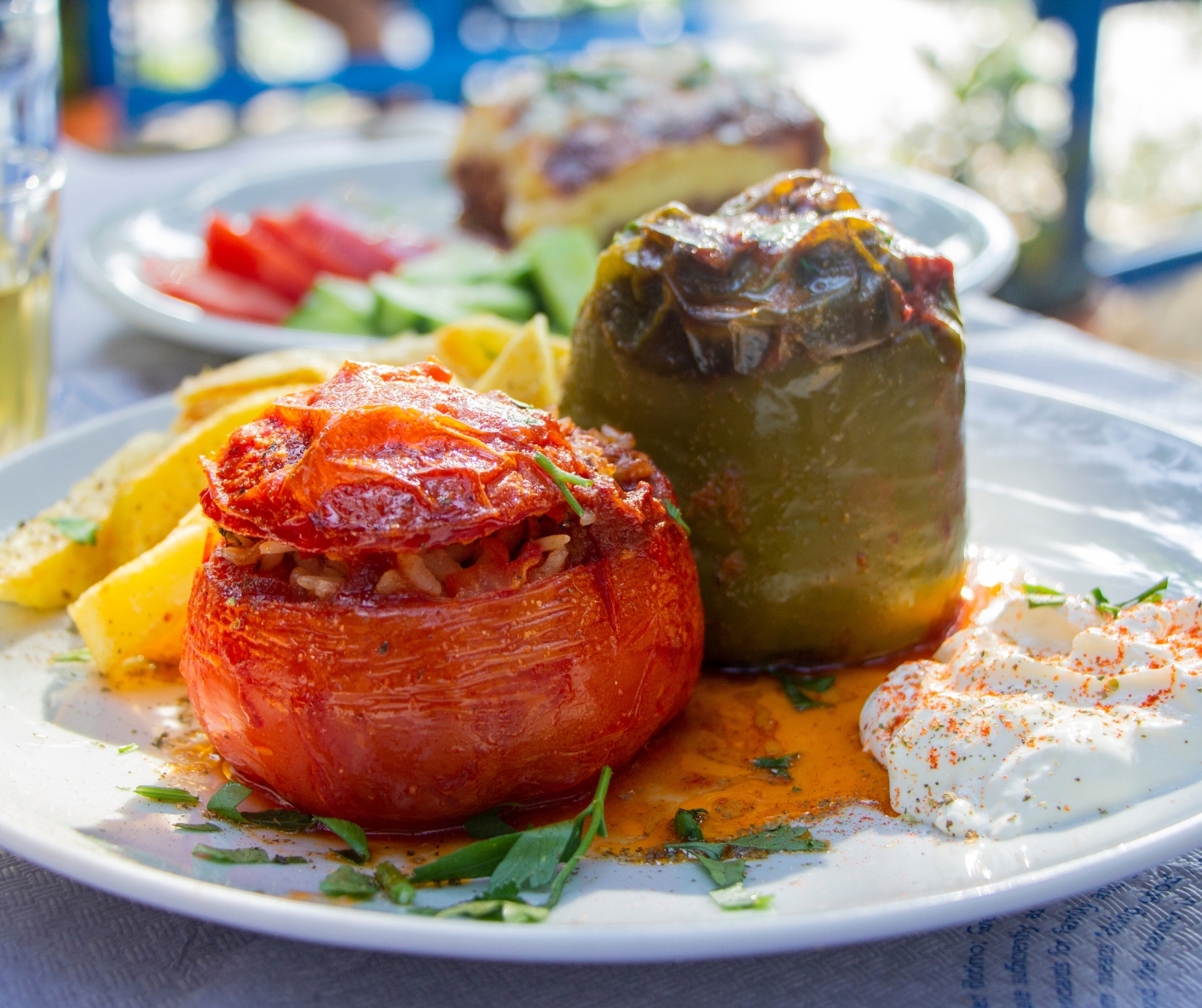 Greckie danie Gemista - faszerowane warzywa serwowane w restauracji