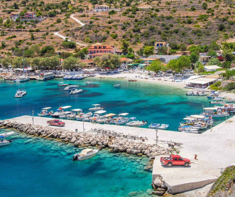 Port Agios Nikolaos Zante Zakynthos, Grecja, port z błękitną wodą i kutrami rybackimi
