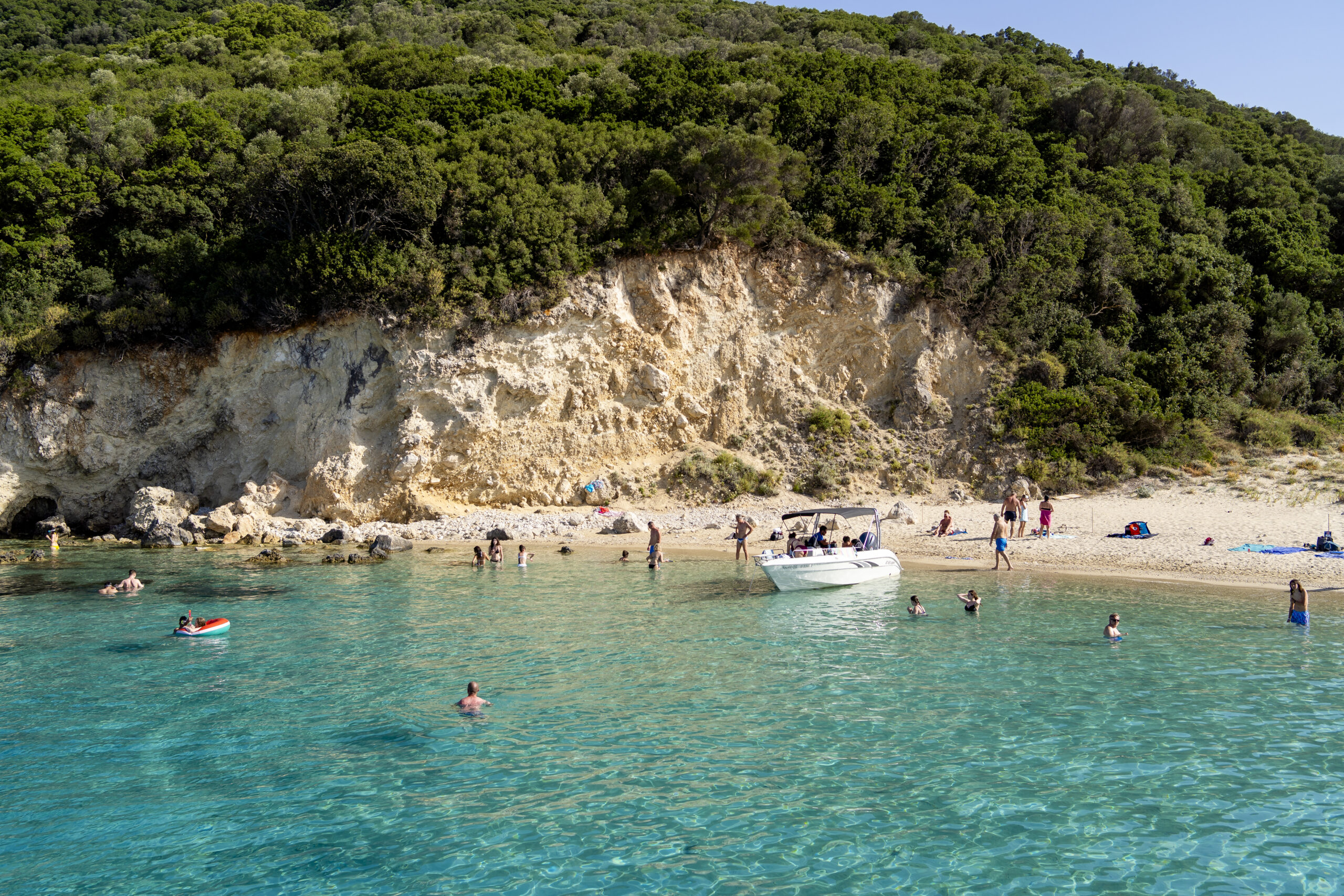 Wyspa żółwi Zakynthos: Marahonisi w Zatoce Laganas z piaszczystą plażą w piękny i słoneczny dzień na morzu, podczas rejsu na żółwie Caretta caretta na wycieczce fakultatywnej Zakynthos