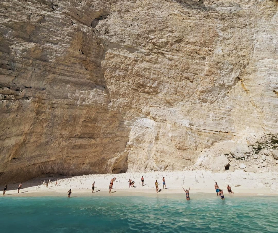 White Beach na wyspie Zakynthos, rejs do Zatoki Wraku z Porto Vromi, wakacyjna przygoda, lato w Grecji, wycieczki po polsku