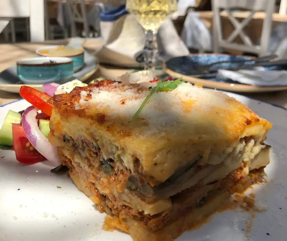 Grecka kuchnia, lokalne greckie smaki - moussaka z sałatka grecką - Grecja