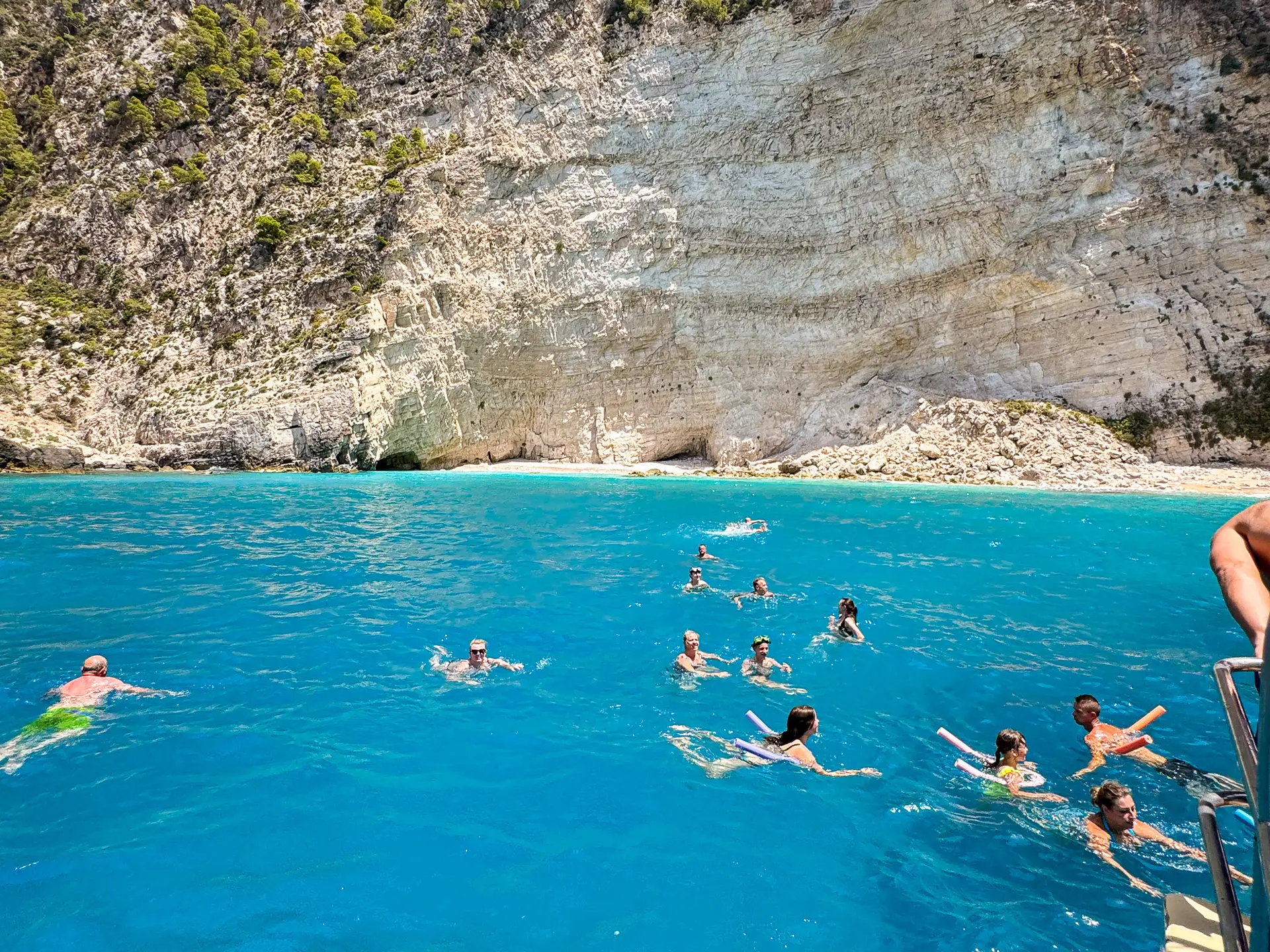 kąpiele z łodzi podczas rejsu na północy Zakynthos