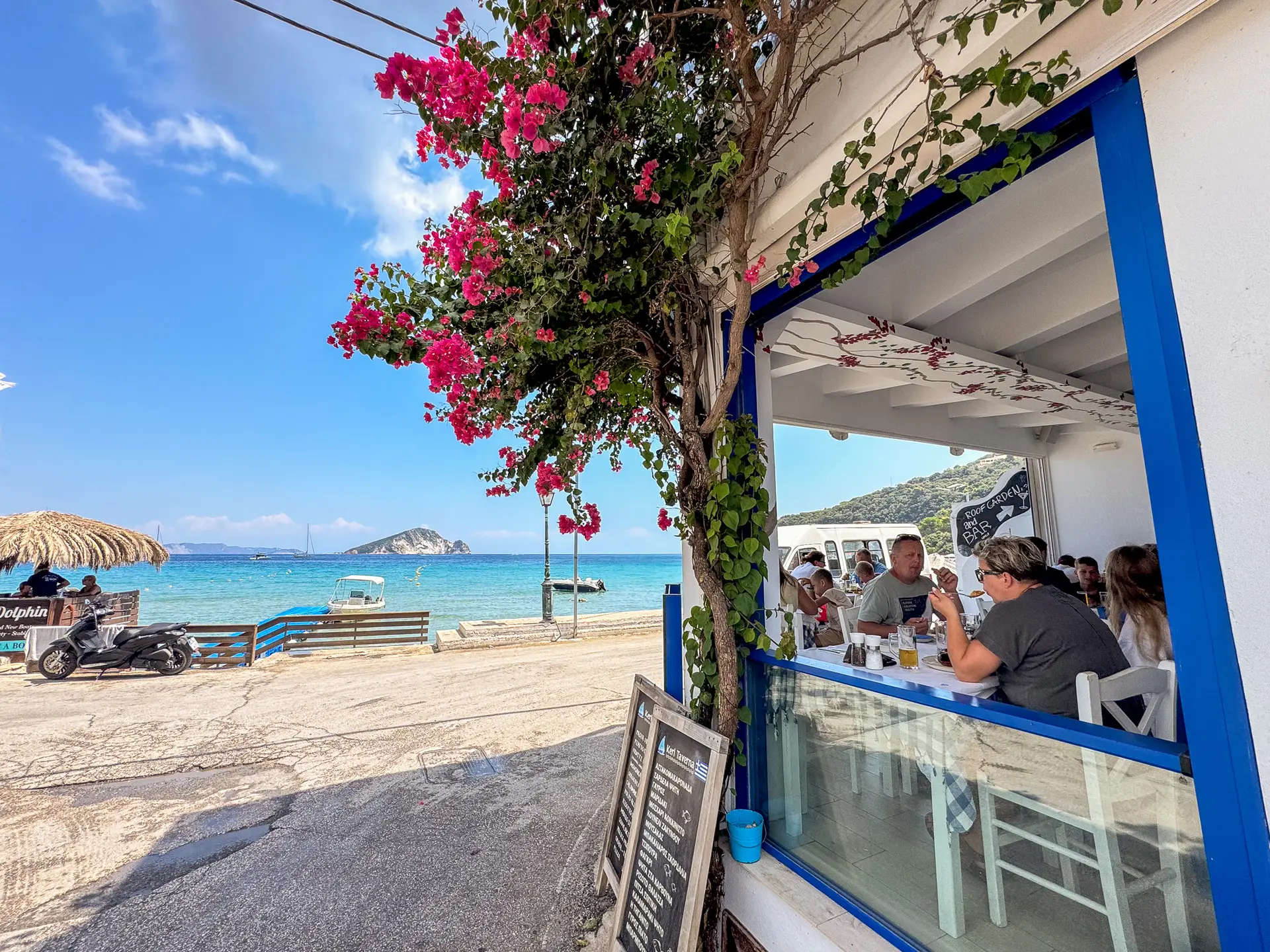 obiad w tradycyjnej greckiej tawernie w Keri Limni z widokiem na wyspę Marathonisi