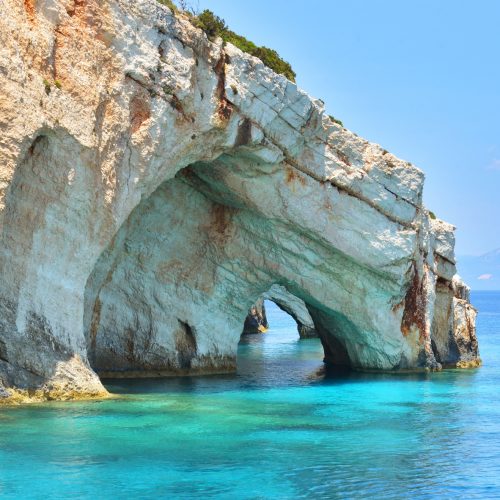 Białe formacje skalne łuki oraz jaskinie nazywane Błękitnymi grotami