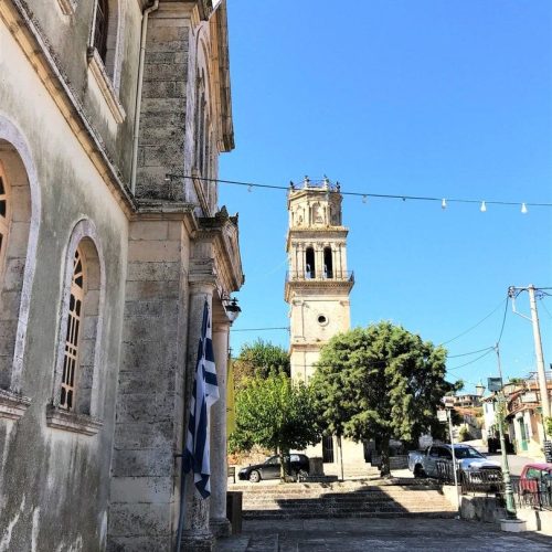 Dzwonnica i wieża kościoła we wsi Kiliomenos na Zakynthos podczas wycieczki lokalnej polskiej z przewodnikiem