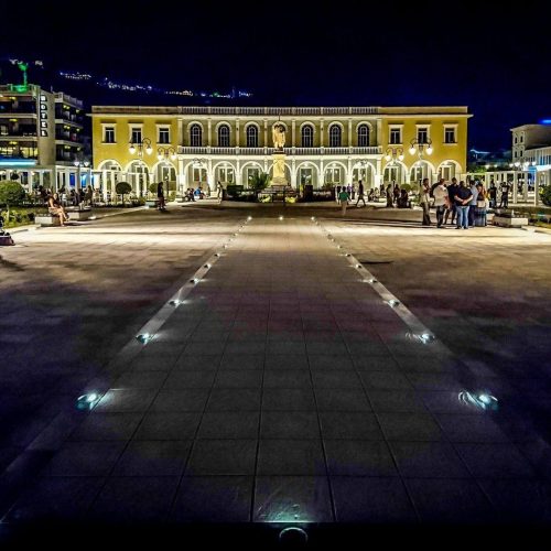 Plac Solomosa nocą, Zakynthos, Grecja, spacer po mieście Zakynthos podczas wycieczki fakultatywnej na Zakynthos