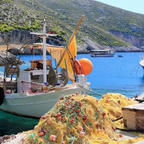Porto Vromi Grecja Zakynthos - lódź z rybacka z sieciami - kuter w słoneczny dzień