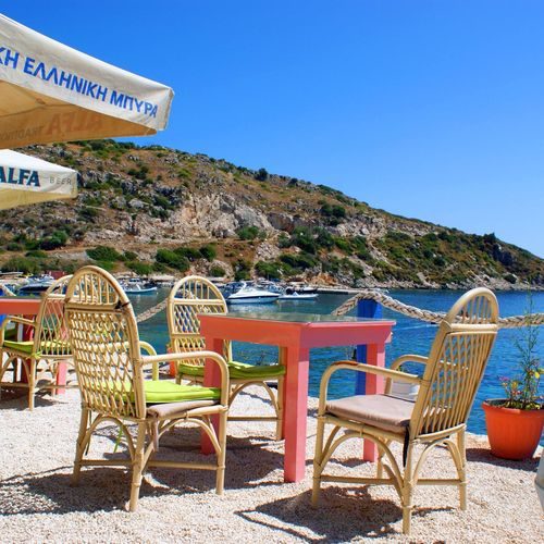 Stolik i krzesła w radosny słoneczny dzień w port Agios Nikolaos na Zakynthos