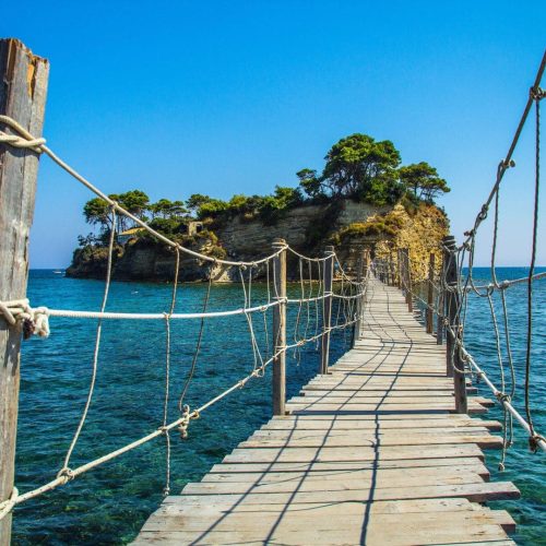 Wyspa Cameo i drewniany mostek, który prowadzi na wyspę ślubów w port Agios Sostis na Zakynthos - Grecja - wycieczki po polsku